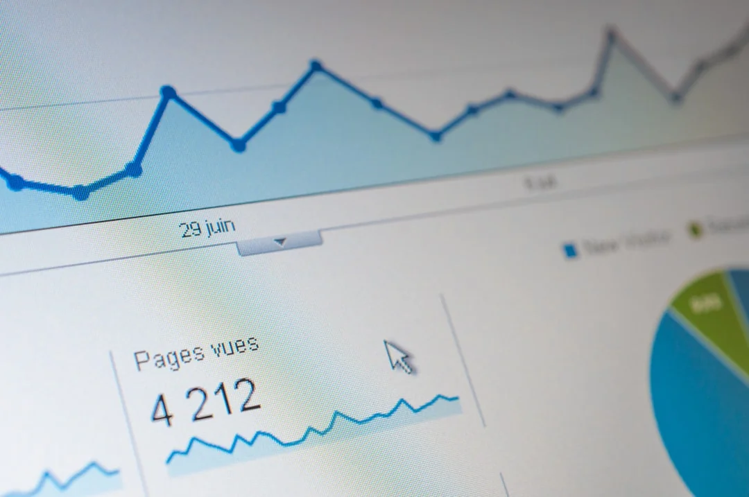 who-we-are Des blocs en bois formant SEO sur un clavier d’ordinateur portable illustrent des notions de marketing digital.